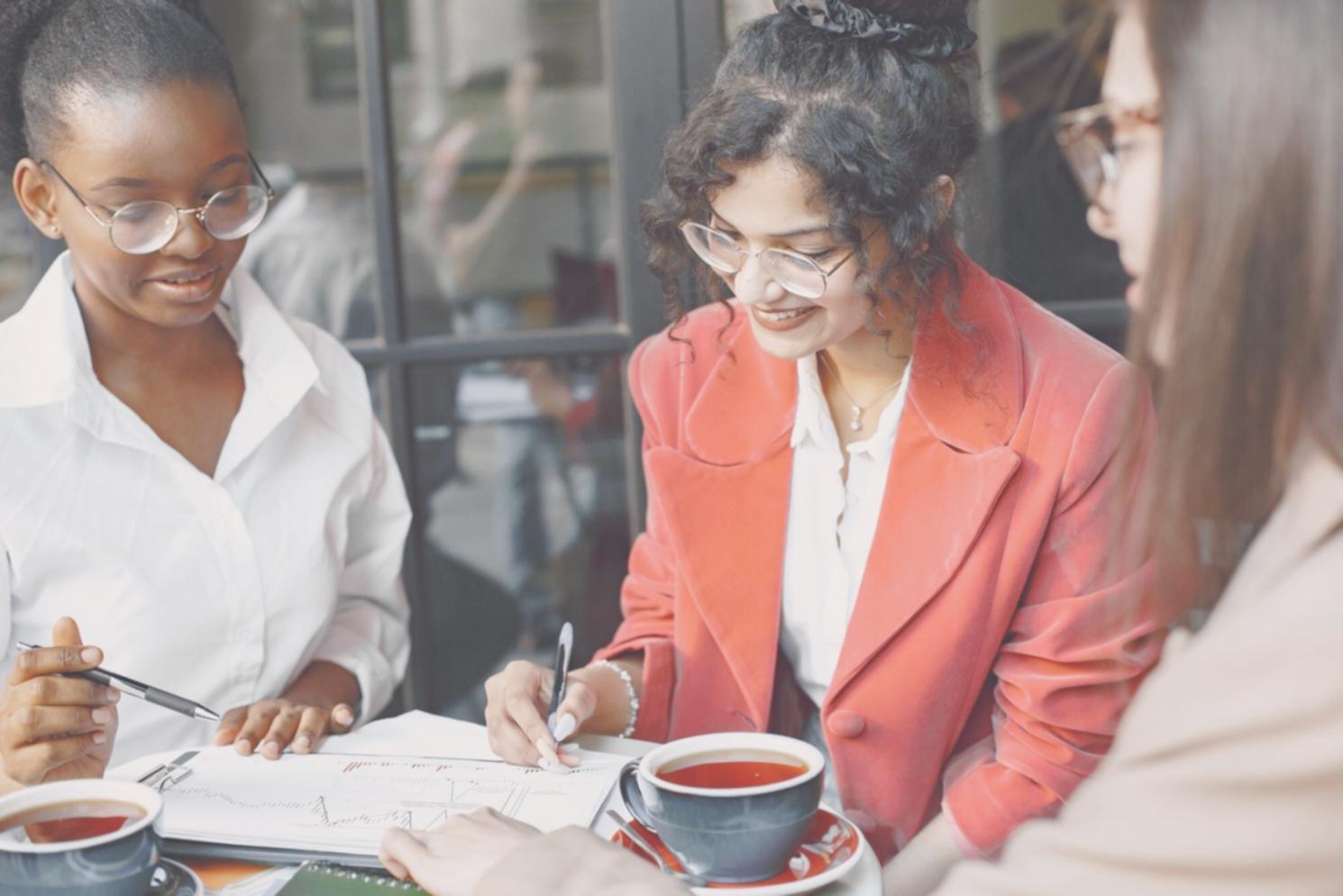Équipe d'affaires en formation sur l'analyse financière